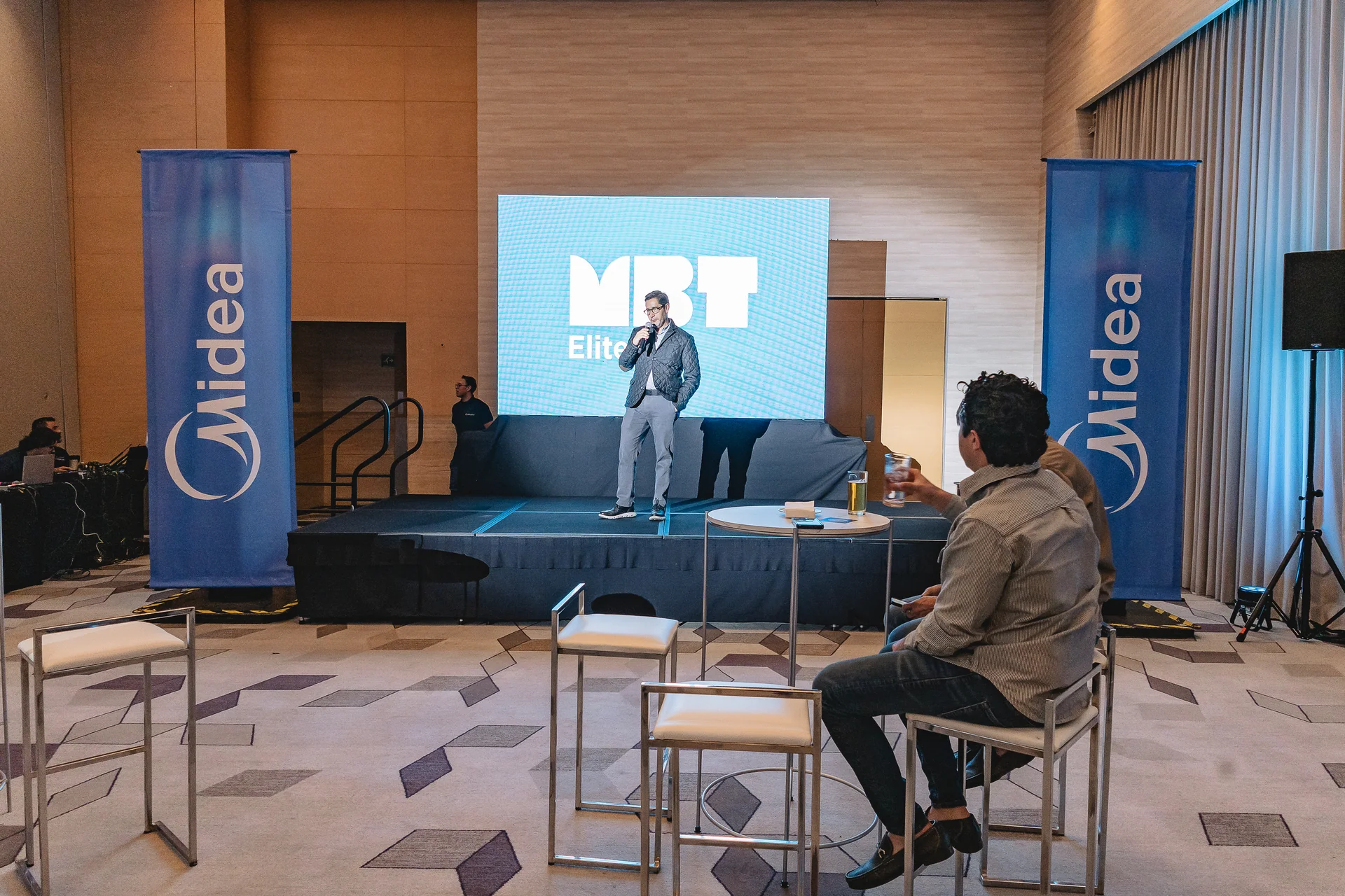 Circuito Cerrado y Pantallas IMAG en Convención MIDEA Hyatt Regency — Gener Corporate